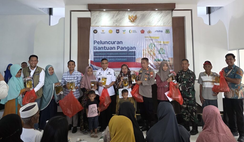 Wabup Pinrang Serahkan Bantuan Pangan BULOG untuk 154 Warga Tanra Tuo