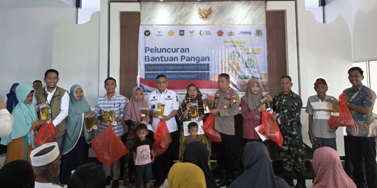 Wabup Pinrang Serahkan Bantuan Pangan BULOG untuk 154 Warga Tanra Tuo