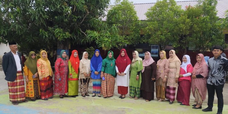 Hardiknas di UPT SDN 296 Pinrang Berbalut Adat Bugis