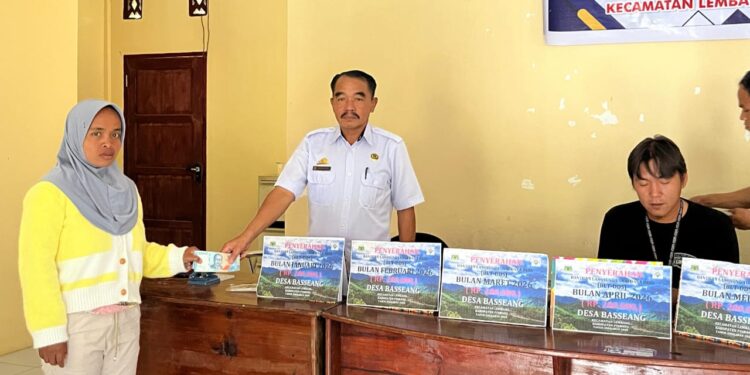 BLT Dana Desa Basseang Ringankan Beban 37 Warga
