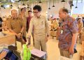 Sekda Pinrang Pantau Pemasangan Alat Rekam Pajak Non Tunai di Rumah Makan