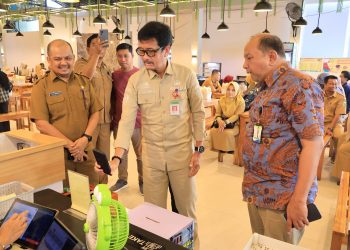 Sekda Pinrang Pantau Pemasangan Alat Rekam Pajak Non Tunai di Rumah Makan