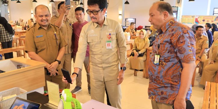 Sekda Pinrang Pantau Pemasangan Alat Rekam Pajak Non Tunai di Rumah Makan