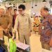 Sekda Pinrang Pantau Pemasangan Alat Rekam Pajak Non Tunai di Rumah Makan
