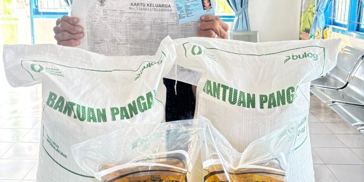 321 KPM Desa Samaenre Terima Bantuan Pangan untuk Ringankan Beban Ekonomi