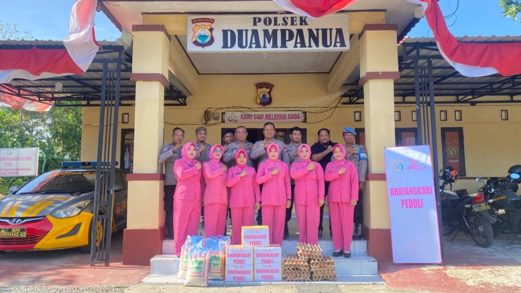 Polsek Duampanua Salurkan Bansos HUT Bhayangkara ke-80