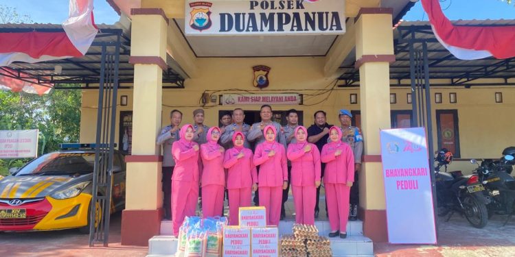 Polsek Duampanua Salurkan Bansos HUT Bhayangkara ke-80