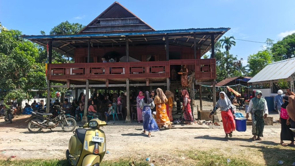 Ratusan Warga Samaenre Gotong Royong Sambut Pesta Adat Pallipa Pute’e