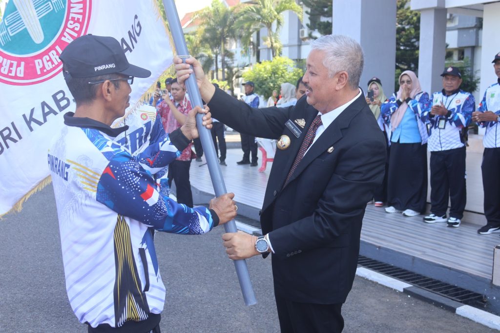 Bupati Irwan Lepas Kontingen Porseni PGRI, Perkuat Kolaborasi Guru