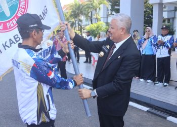 Bupati Irwan Lepas Kontingen Porseni PGRI, Perkuat Kolaborasi Guru