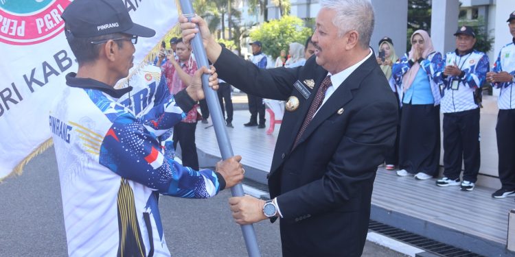 Bupati Irwan Lepas Kontingen Porseni PGRI, Perkuat Kolaborasi Guru