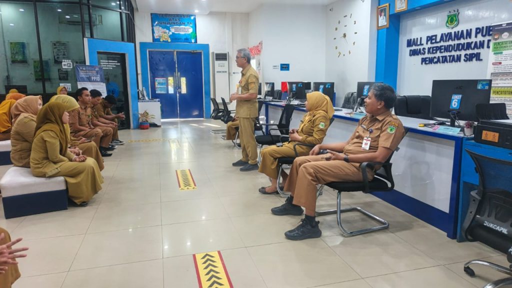 Briefing Pagi Disdukcapil Pinrang Perkuat Disiplin dan Pelayanan Prima