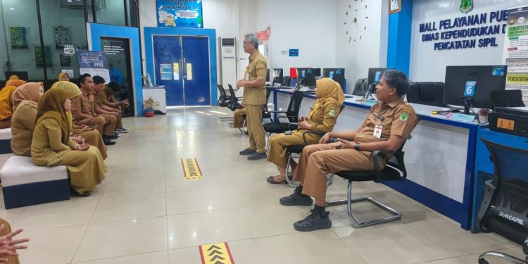 Briefing Pagi Disdukcapil Pinrang Perkuat Disiplin dan Pelayanan Prima