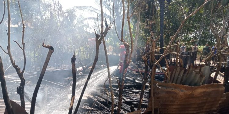 Rumah Panggung di Duampanua Ludes Terbakar