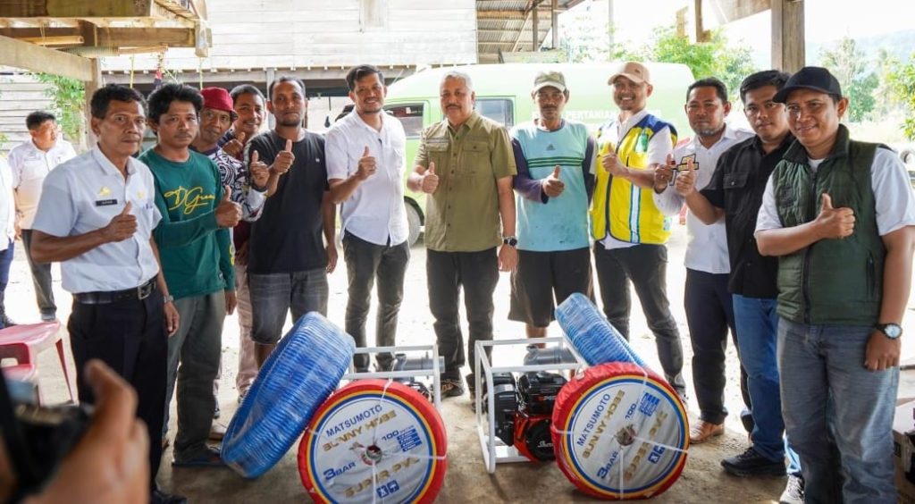 Bupati Pinrang Salurkan Pompa Air untuk Selamatkan Sawah Kekeringan