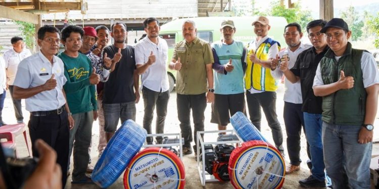 Bupati Pinrang Salurkan Pompa Air untuk Selamatkan Sawah Kekeringan