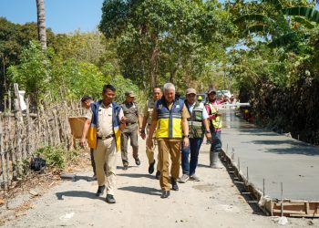 Bupati Irwan Kawal Pembangunan Jalan Pegunungan Lembang