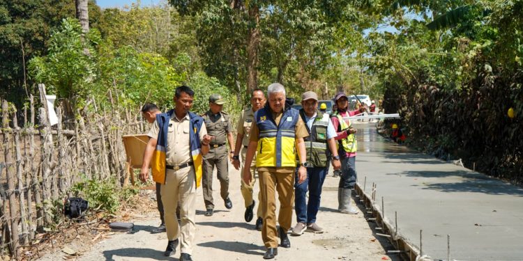 Bupati Irwan Kawal Pembangunan Jalan Pegunungan Lembang