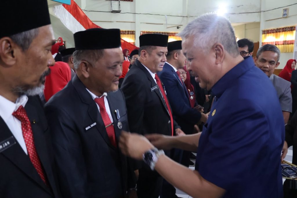 237 ASN Pinrang Terima Satya Lencana