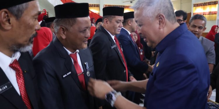 237 ASN Pinrang Terima Satya Lencana