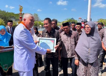 Kades Kaliang Raih Penghargaan PBB-P2 100 Persen