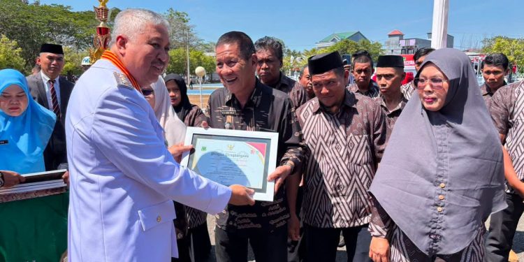 Kades Kaliang Raih Penghargaan PBB-P2 100 Persen