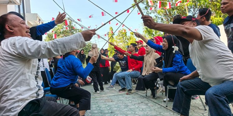 Joran Bambu Jadi Senjata, Lomba Kerupuk ASN Inspektorat Bikin Heboh