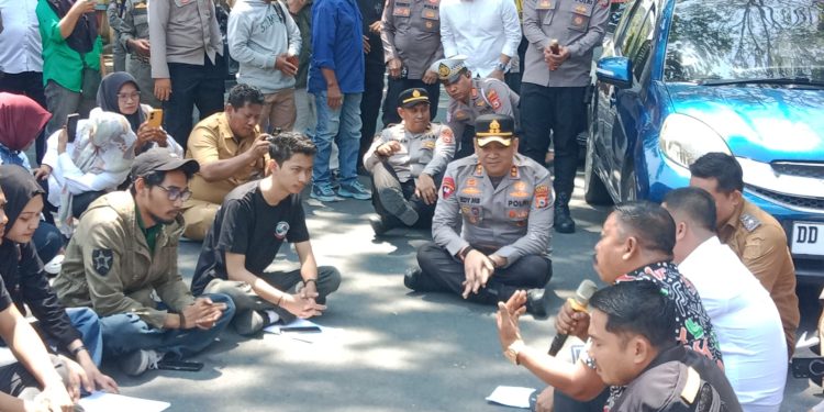 Kapolres Pinrang Duduk Bersama Massa, Soroti Kelangkaan LPG 3 Kg