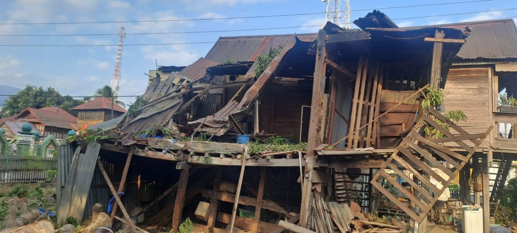 Angin Kencang Tumbangkan Pohon, Rumah Guru di Bungi Hancur