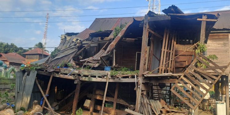 Pohon Tumbang, Rumah Guru di Bungi Porak Poranda