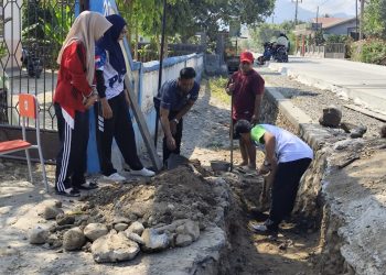 Kasek SDN 186 Lembang Benahi Drainase, Cegah Banjir Masuk Sekolah