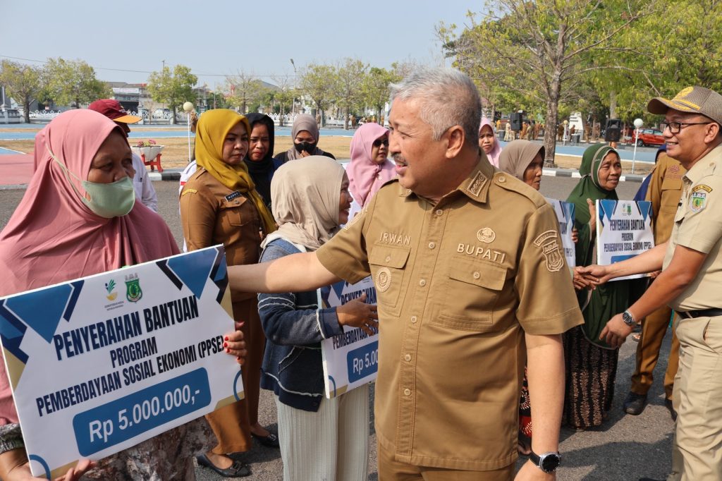 Bupati Pinrang Salurkan Bantuan, Dorong Kemandirian Ekonomi