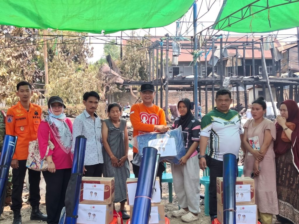 Pemkab Pinrang Salurkan Bantuan Korban Kebakaran di Dua Lokasi